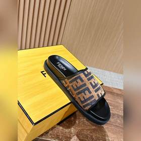 Новейшие летние тапочки от Fendi Они сразу привлекают внимание, в