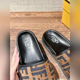 Новейшие летние тапочки от Fendi Они сразу привлекают внимание, в