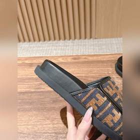 Новейшие летние тапочки от Fendi Они сразу привлекают внимание, в