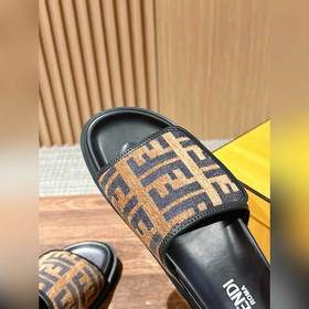 Новейшие летние тапочки от Fendi Они сразу привлекают внимание, в