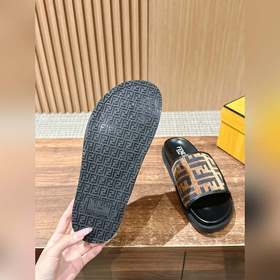 Новейшие летние тапочки от Fendi Они сразу привлекают внимание, в