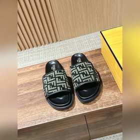 Новейшие летние тапочки от Fendi Они сразу привлекают внимание, в
