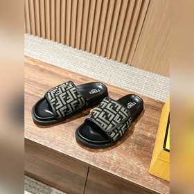 Новейшие летние тапочки от Fendi Они сразу привлекают внимание, в