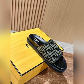 Новейшие летние тапочки от Fendi Они сразу привлекают внимание, в