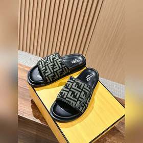 Новейшие летние тапочки от Fendi Они сразу привлекают внимание, в