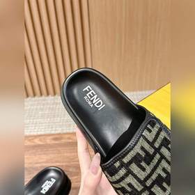 Новейшие летние тапочки от Fendi Они сразу привлекают внимание, в