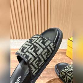 Новейшие летние тапочки от Fendi Они сразу привлекают внимание, в