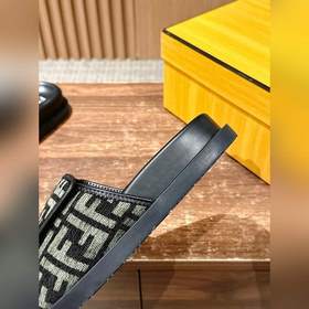 Новейшие летние тапочки от Fendi Они сразу привлекают внимание, в