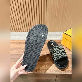 Новейшие летние тапочки от Fendi Они сразу привлекают внимание, в