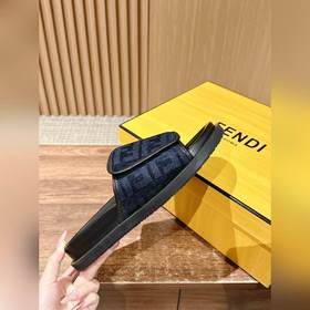 Новейшие летние тапочки от Fendi Они сразу привлекают внимание, в