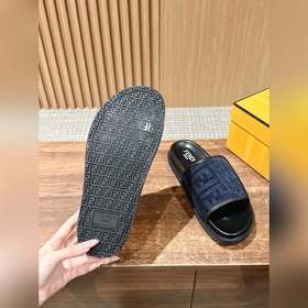 Новейшие летние тапочки от Fendi Они сразу привлекают внимание, в
