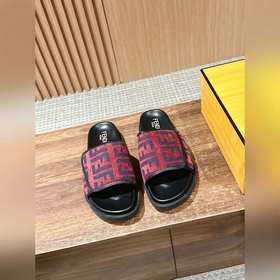 Новейшие летние тапочки от Fendi Они сразу привлекают внимание, в