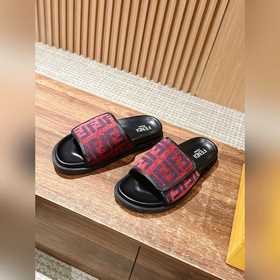 Новейшие летние тапочки от Fendi Они сразу привлекают внимание, в