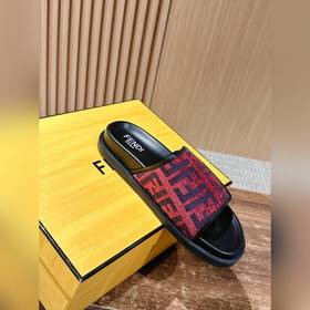 Новейшие летние тапочки от Fendi Они сразу привлекают внимание, в