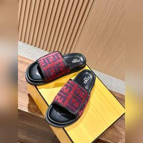 Новейшие летние тапочки от Fendi Они сразу привлекают внимание, в