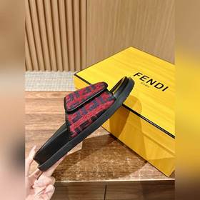 Новейшие летние тапочки от Fendi Они сразу привлекают внимание, в