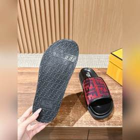 Новейшие летние тапочки от Fendi Они сразу привлекают внимание, в