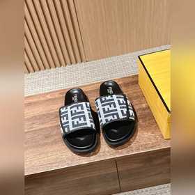 Новейшие летние тапочки от Fendi Они сразу привлекают внимание, в
