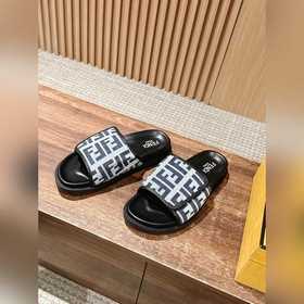 Новейшие летние тапочки от Fendi Они сразу привлекают внимание, в