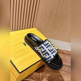 Новейшие летние тапочки от Fendi Они сразу привлекают внимание, в