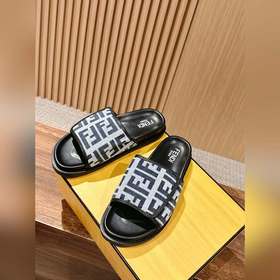 Новейшие летние тапочки от Fendi Они сразу привлекают внимание, в