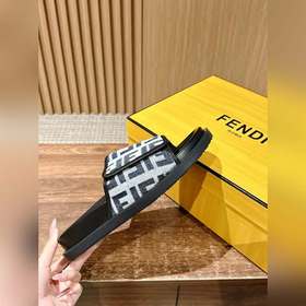 Новейшие летние тапочки от Fendi Они сразу привлекают внимание, в