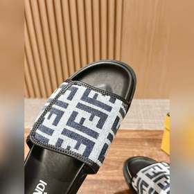Новейшие летние тапочки от Fendi Они сразу привлекают внимание, в