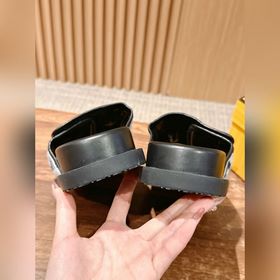 Новейшие летние тапочки от Fendi Они сразу привлекают внимание, в