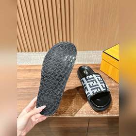 Новейшие летние тапочки от Fendi Они сразу привлекают внимание, в