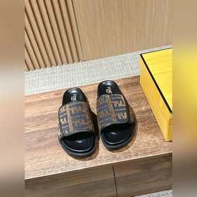 Новейшие летние тапочки от Fendi Они сразу привлекают внимание, в