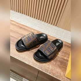 Новейшие летние тапочки от Fendi Они сразу привлекают внимание, в
