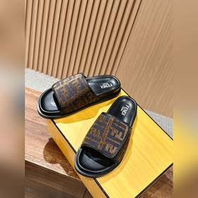 Новейшие летние тапочки от Fendi Они сразу привлекают внимание, в
