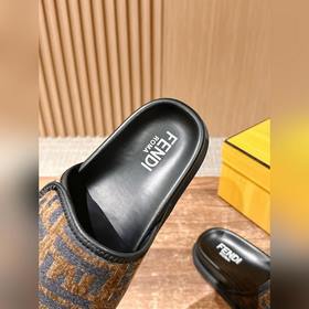 Новейшие летние тапочки от Fendi Они сразу привлекают внимание, в