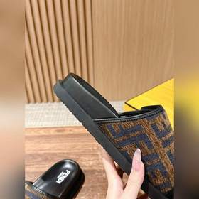 Новейшие летние тапочки от Fendi Они сразу привлекают внимание, в