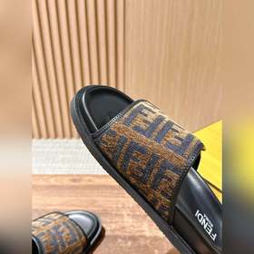 Новейшие летние тапочки от Fendi Они сразу привлекают внимание, в