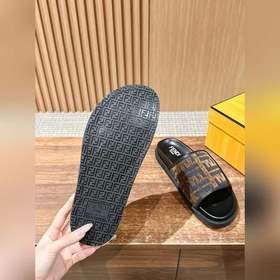 Новейшие летние тапочки от Fendi Они сразу привлекают внимание, в