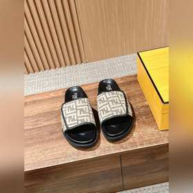 Новейшие летние тапочки от Fendi Они сразу привлекают внимание, в