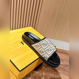 Новейшие летние тапочки от Fendi Они сразу привлекают внимание, в