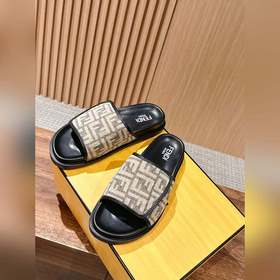 Новейшие летние тапочки от Fendi Они сразу привлекают внимание, в