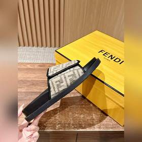 Новейшие летние тапочки от Fendi Они сразу привлекают внимание, в