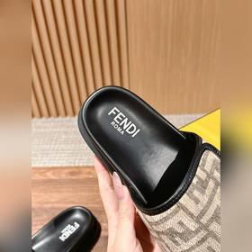 Новейшие летние тапочки от Fendi Они сразу привлекают внимание, в