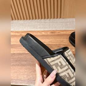 Новейшие летние тапочки от Fendi Они сразу привлекают внимание, в