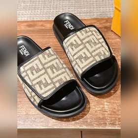 Новейшие летние тапочки от Fendi Они сразу привлекают внимание, в
