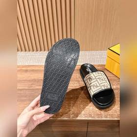 Новейшие летние тапочки от Fendi Они сразу привлекают внимание, в