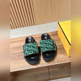 Новейшие летние тапочки от Fendi Они сразу привлекают внимание, в
