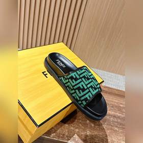 Новейшие летние тапочки от Fendi Они сразу привлекают внимание, в
