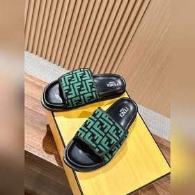 Новейшие летние тапочки от Fendi Они сразу привлекают внимание, в
