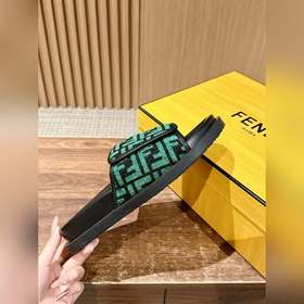 Новейшие летние тапочки от Fendi Они сразу привлекают внимание, в
