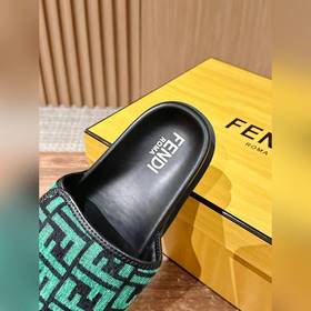 Новейшие летние тапочки от Fendi Они сразу привлекают внимание, в
