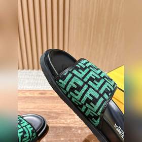 Новейшие летние тапочки от Fendi Они сразу привлекают внимание, в